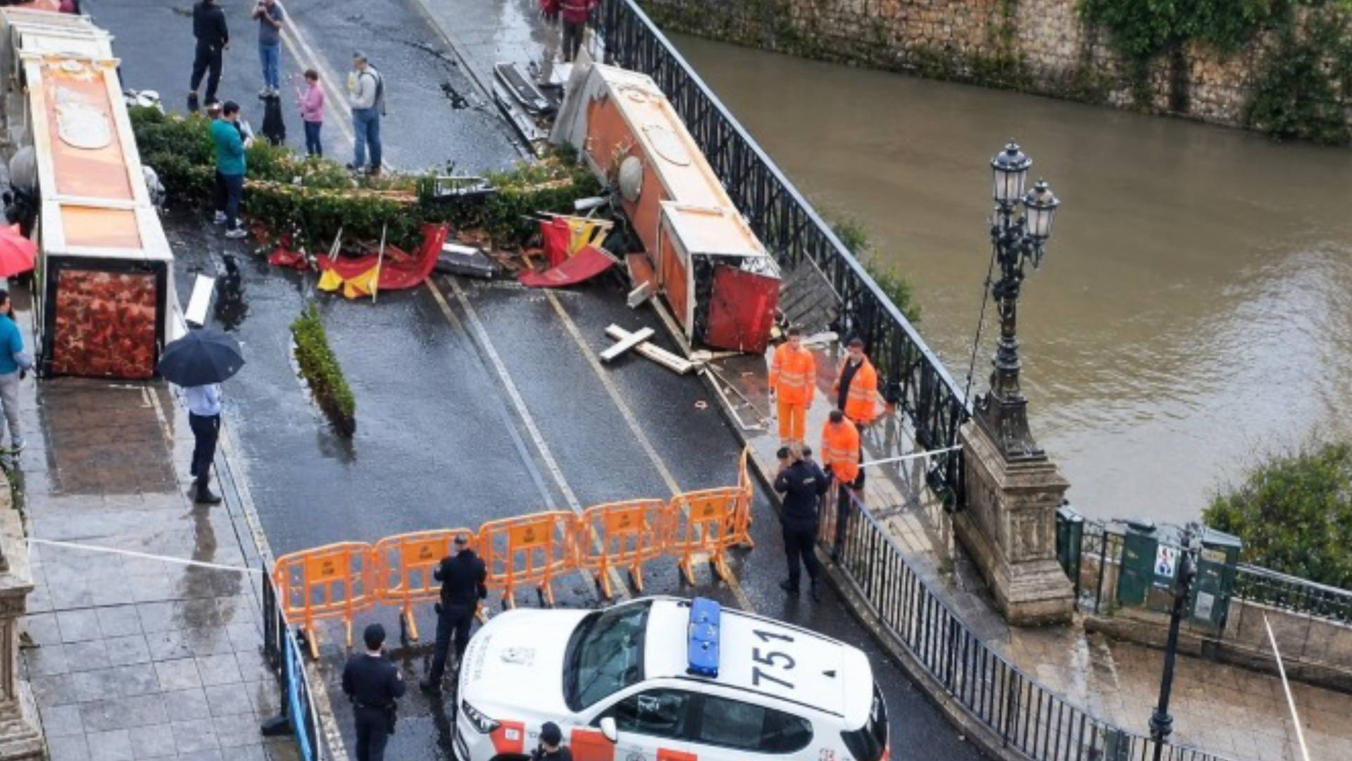 Las fuertes lluvias en Murcia provocan destrozos en el campamento de los Moros y Cristianos o el arco decorativo de la feria