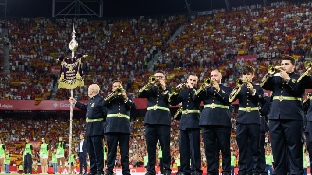 El Sánchez-Pizjuán vibra con el himno de España interpretado por la Centuria Romana Macarena