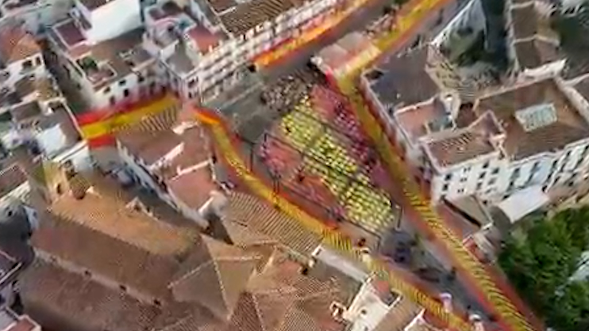 La vista aérea de una Torrox engalanada para su Feria con una bandera española gigante
