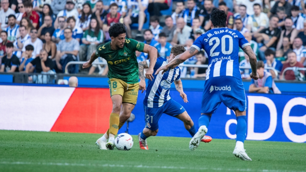 Un sufridor Betis saca un punto de Riazor y se marcha tercero al parón (1-1)