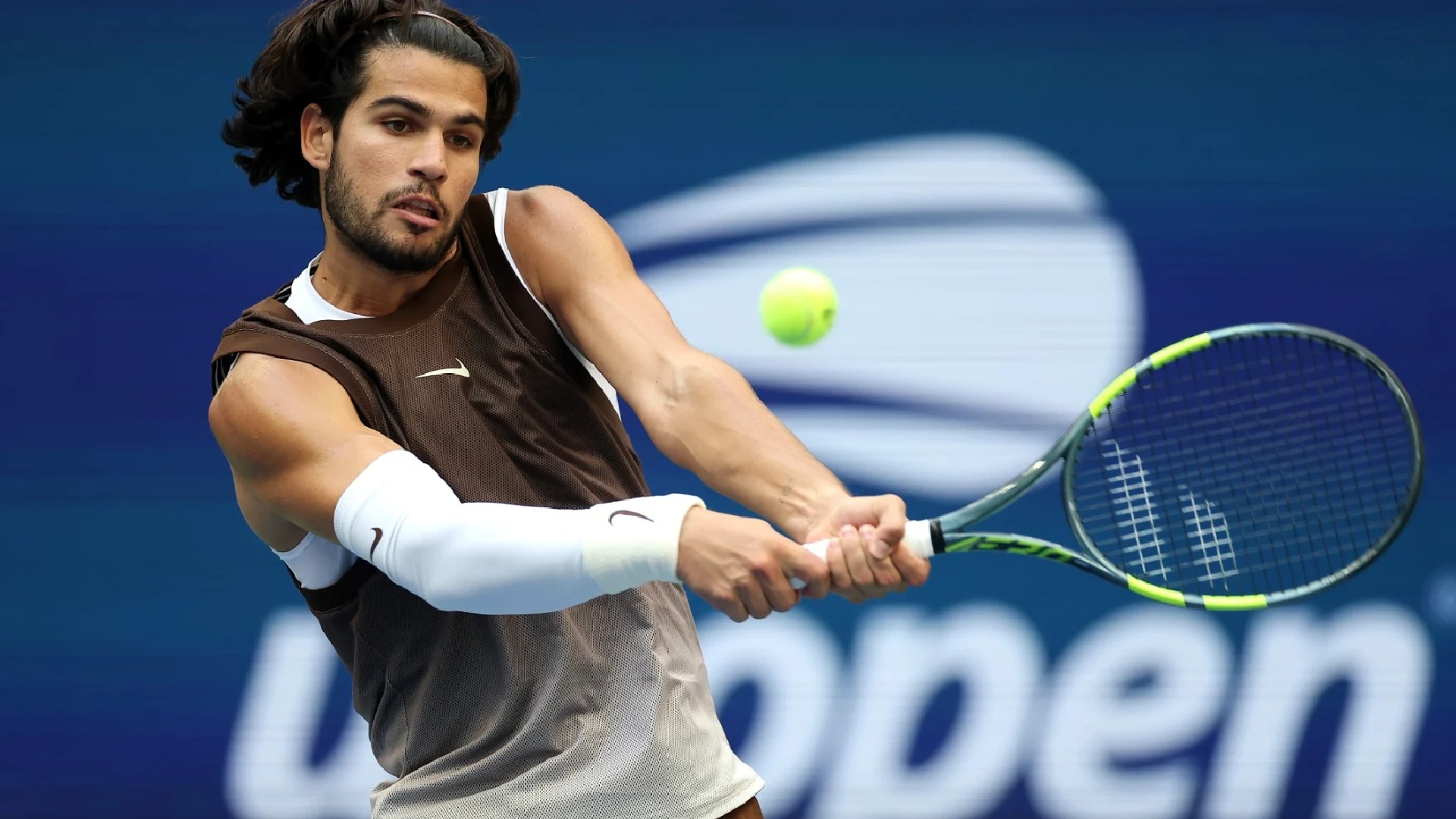 Alcaraz arrasa con Tommy Paul en octavos y busca igualar el récord de Roger Federer