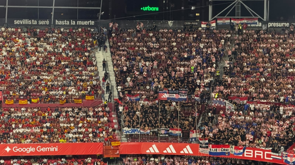 La curva croata del Sánchez-Pizjuán: «Combinamos viajar, fútbol y diversión»