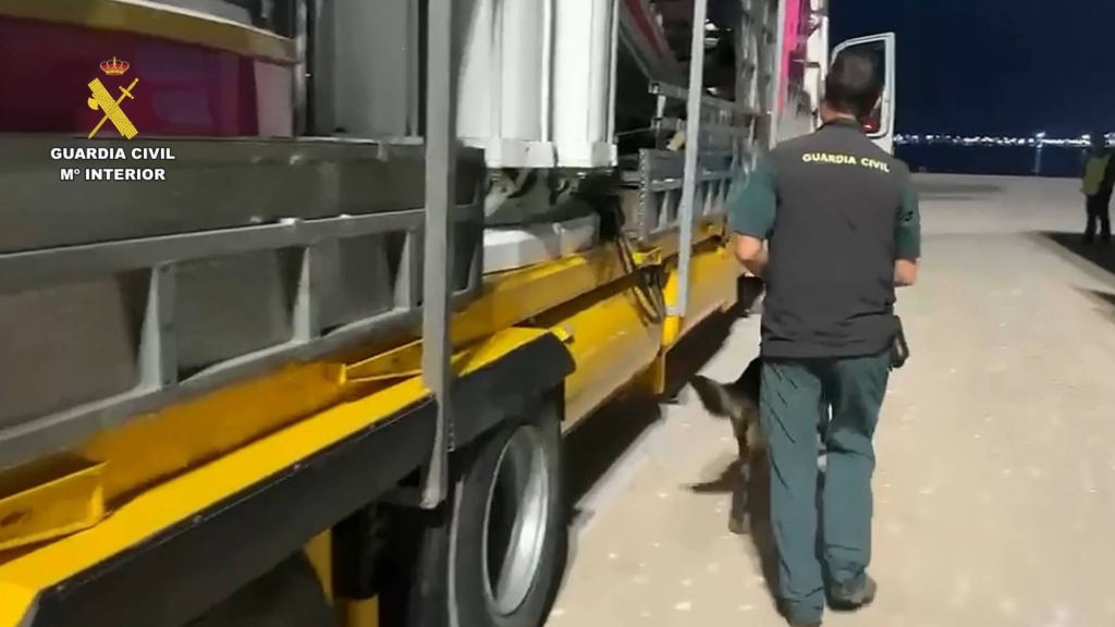 Hallan en Melilla a 71 personas ocultas en atracciones que querían viajar como polizones a España