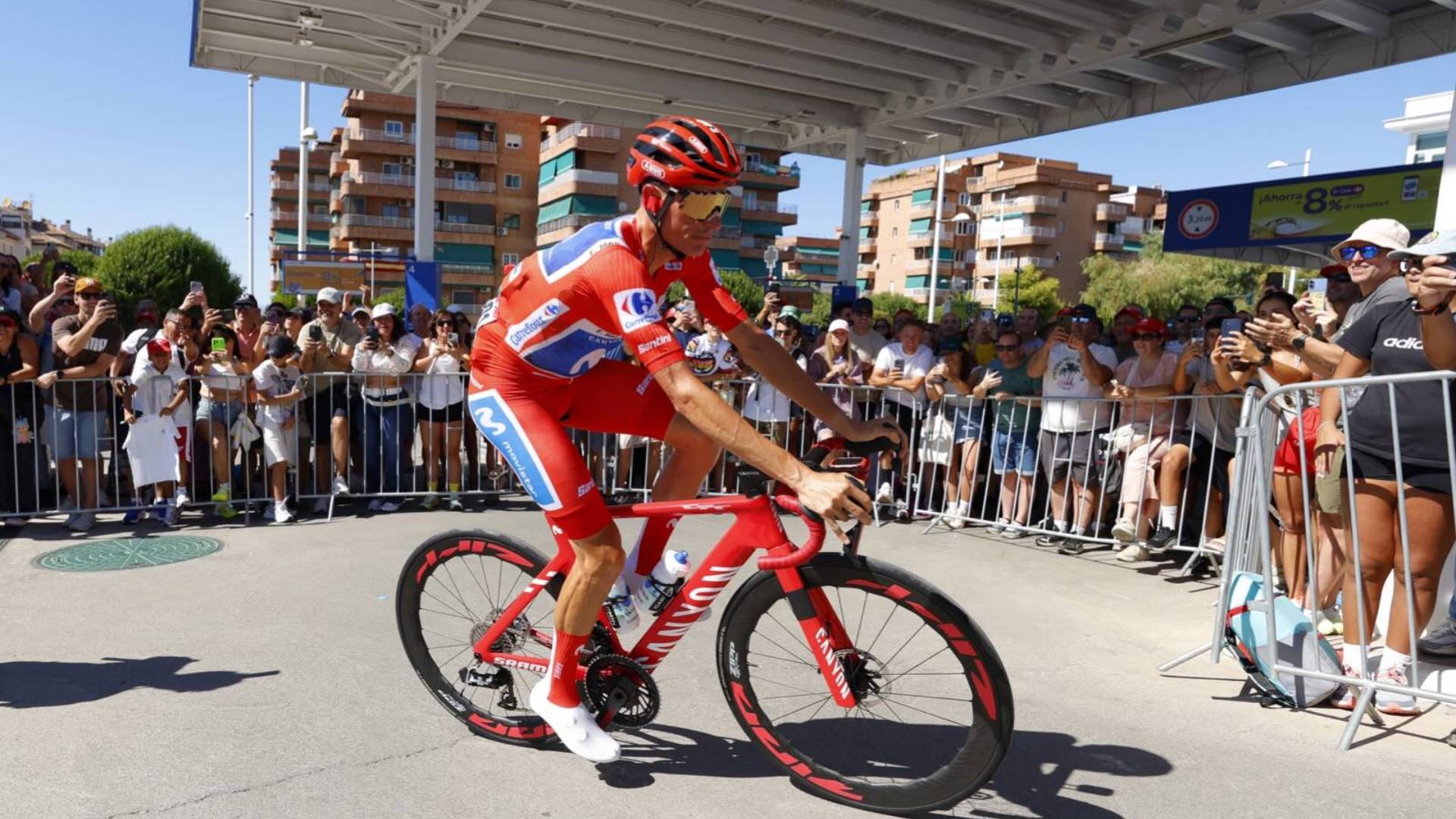 Granada vibra con el final de La Vuelta, que conquista Enric Mas
