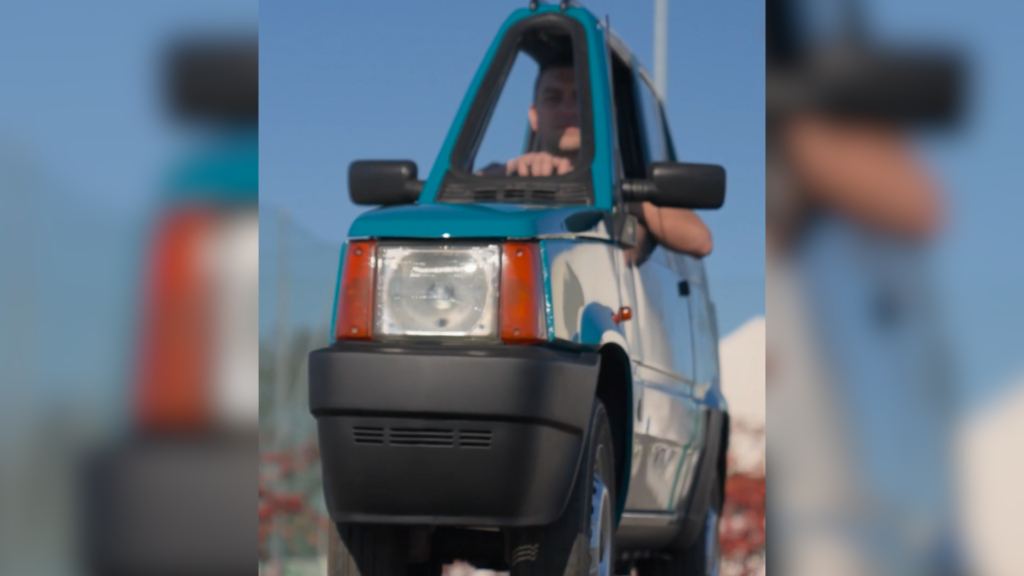 Un italiano logra el Récord Guinnes tras convertir su Fiat Panda en el coche más estrecho del mundo