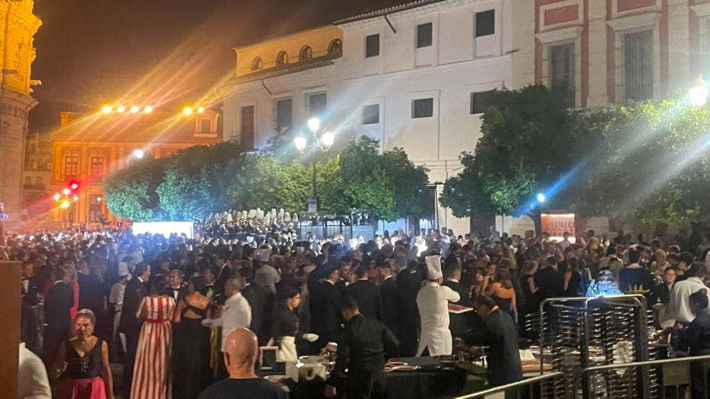 Sevilla, acotada y convertida en plató por la fiesta privada en el espacio público de la Plaza Virgen de los Reyes