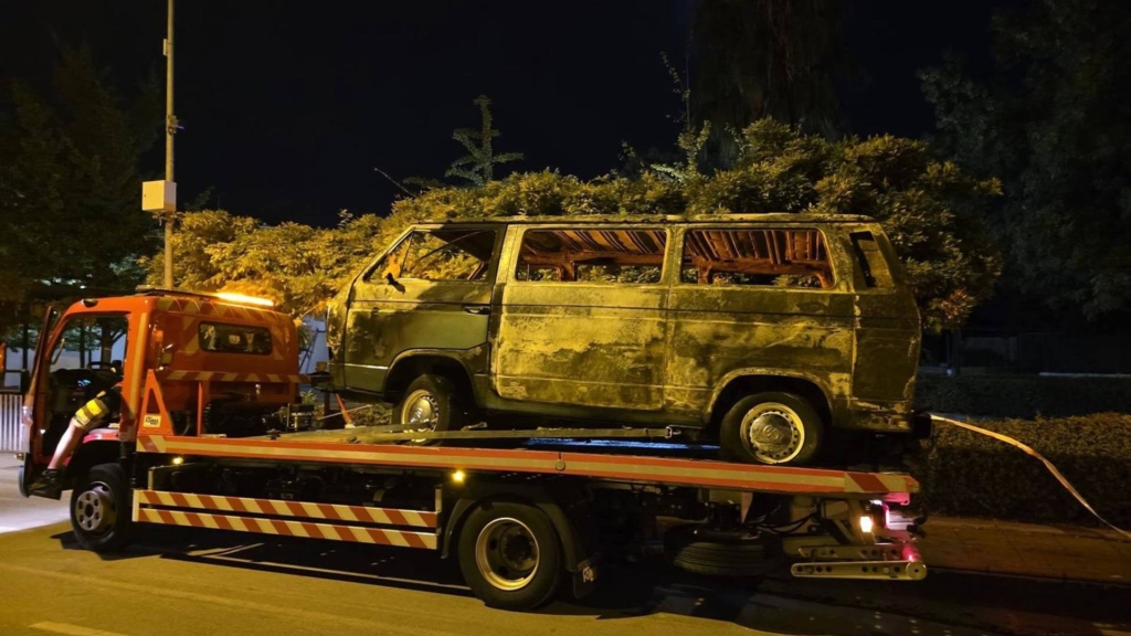 Identifican al hombre que abandonó su furgoneta ardiendo en una calle de Vegas del Genil