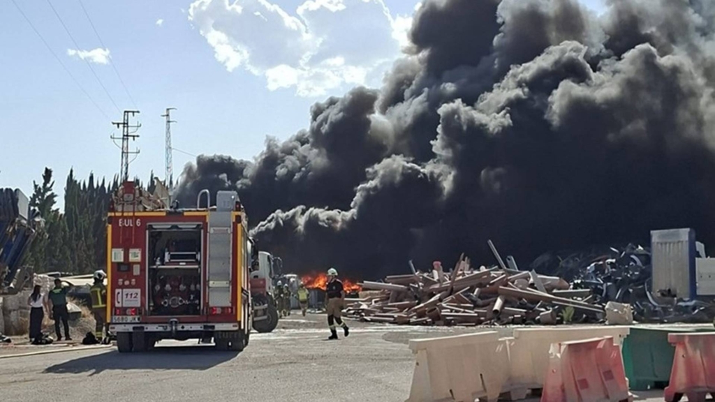 Extinguido el incendio en la planta de reciclaje de Alhendín