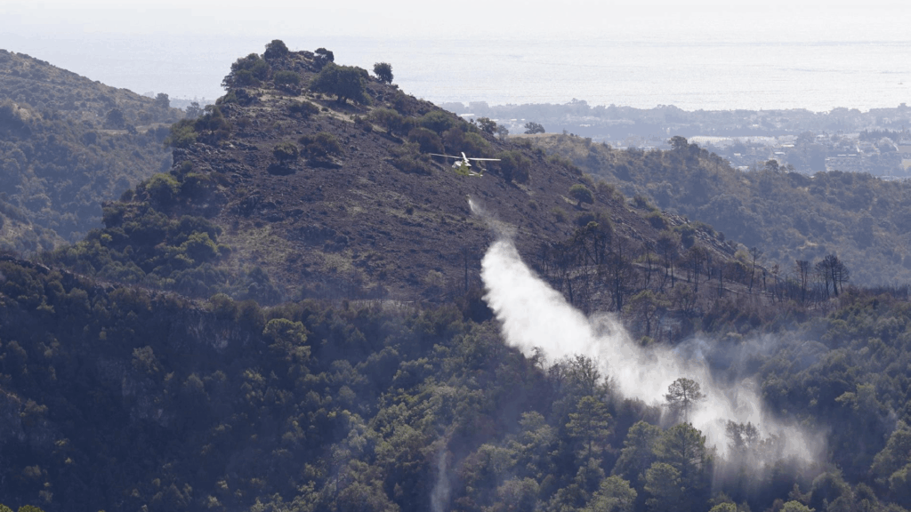 Infoca mantiene reforzado el operativo en Benahavís para controlar el incendio de Ermita del Rosario