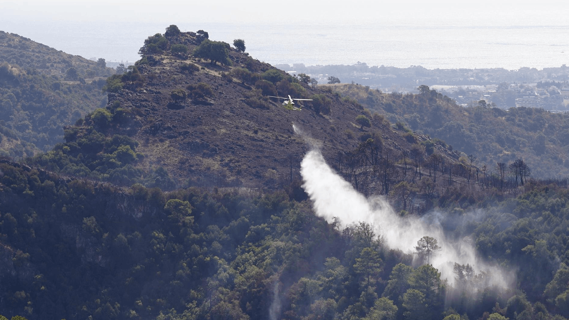 Infoca mantiene reforzado el operativo en Benahavís para controlar el incendio de Ermita del Rosario