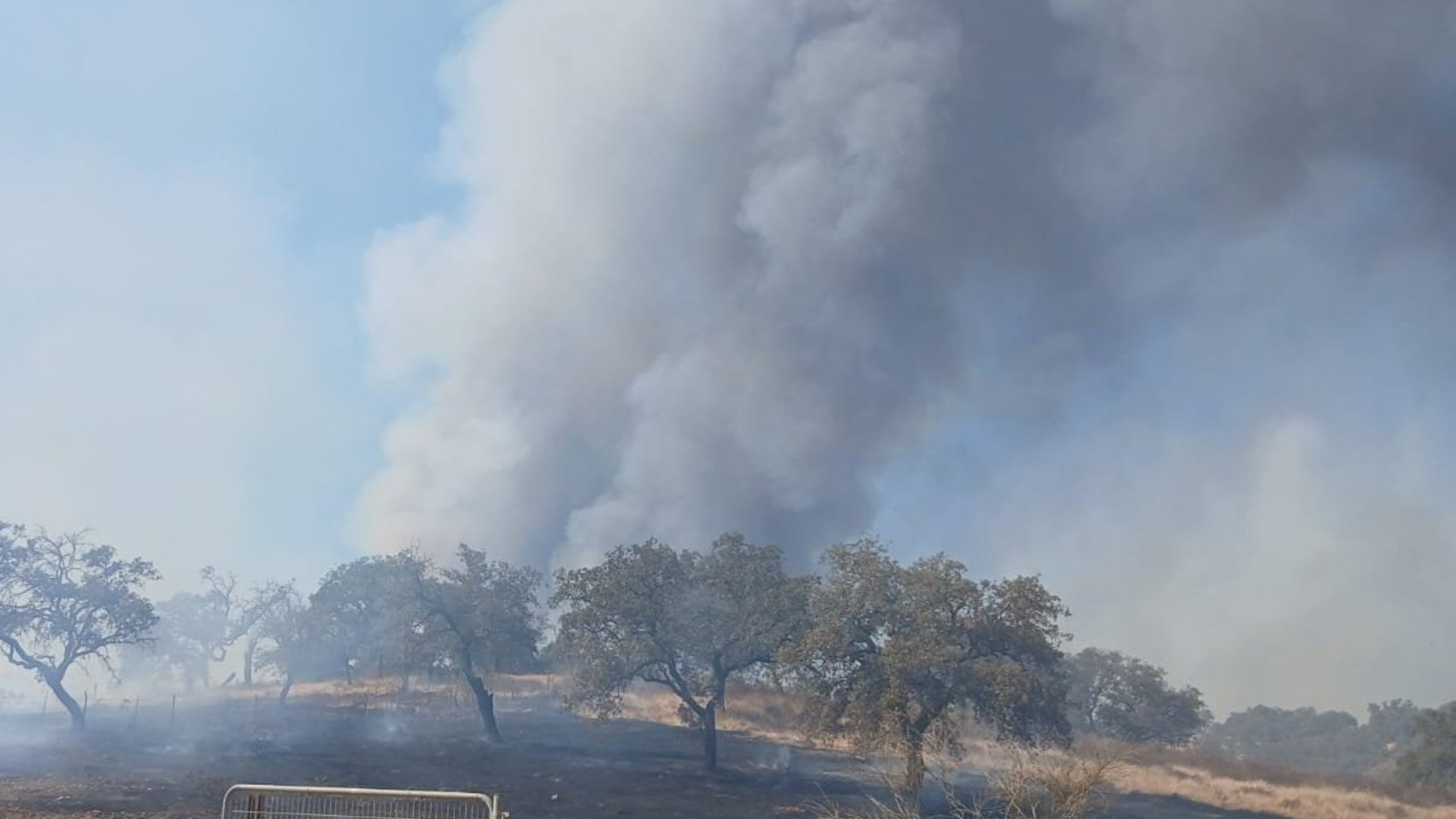 El fuego de Santa Bárbara de la Casa en la provincia de Huelva obliga a cortar una carretera en Alosno y a trabajos nocturnos para su extinción