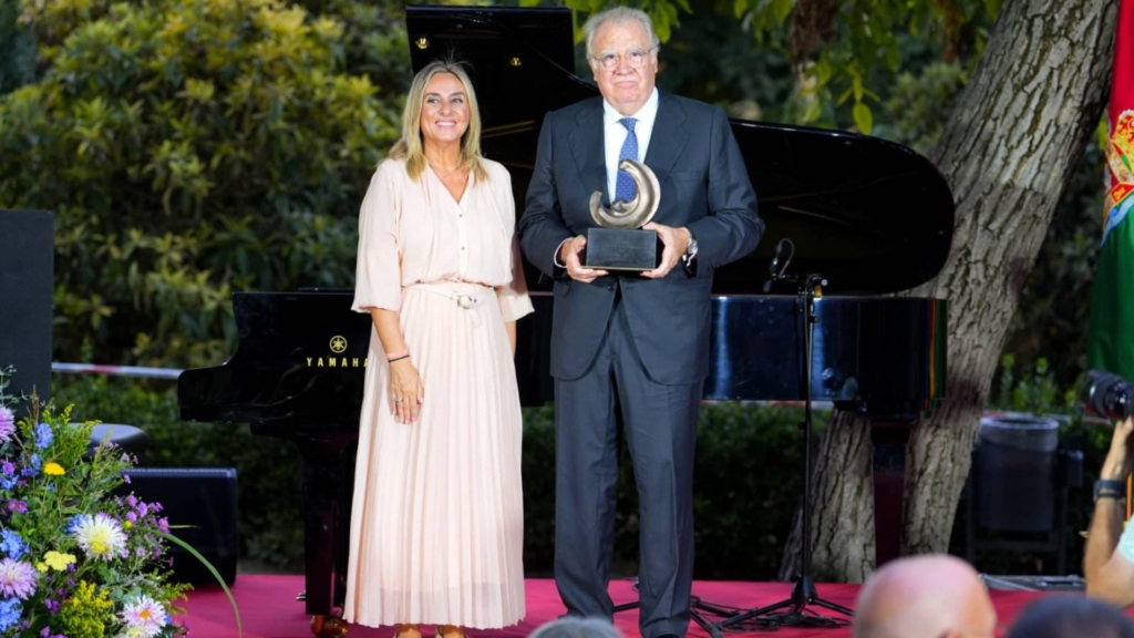 Jaime Siles recibe el Premio Lorca de Poesía en Granada, a la que siente como suya