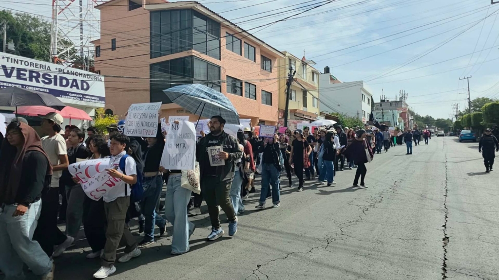 Cientos de estudiantes de la Universidad mexicana de Morelos marchan pidiendo justicia para Claudia Tacoronte