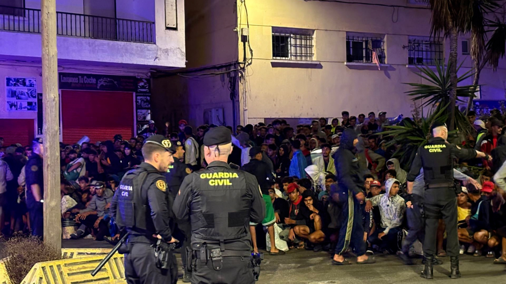 El Gobierno defiende el operativo que trasladó a 1.700 migrantes en Ceuta