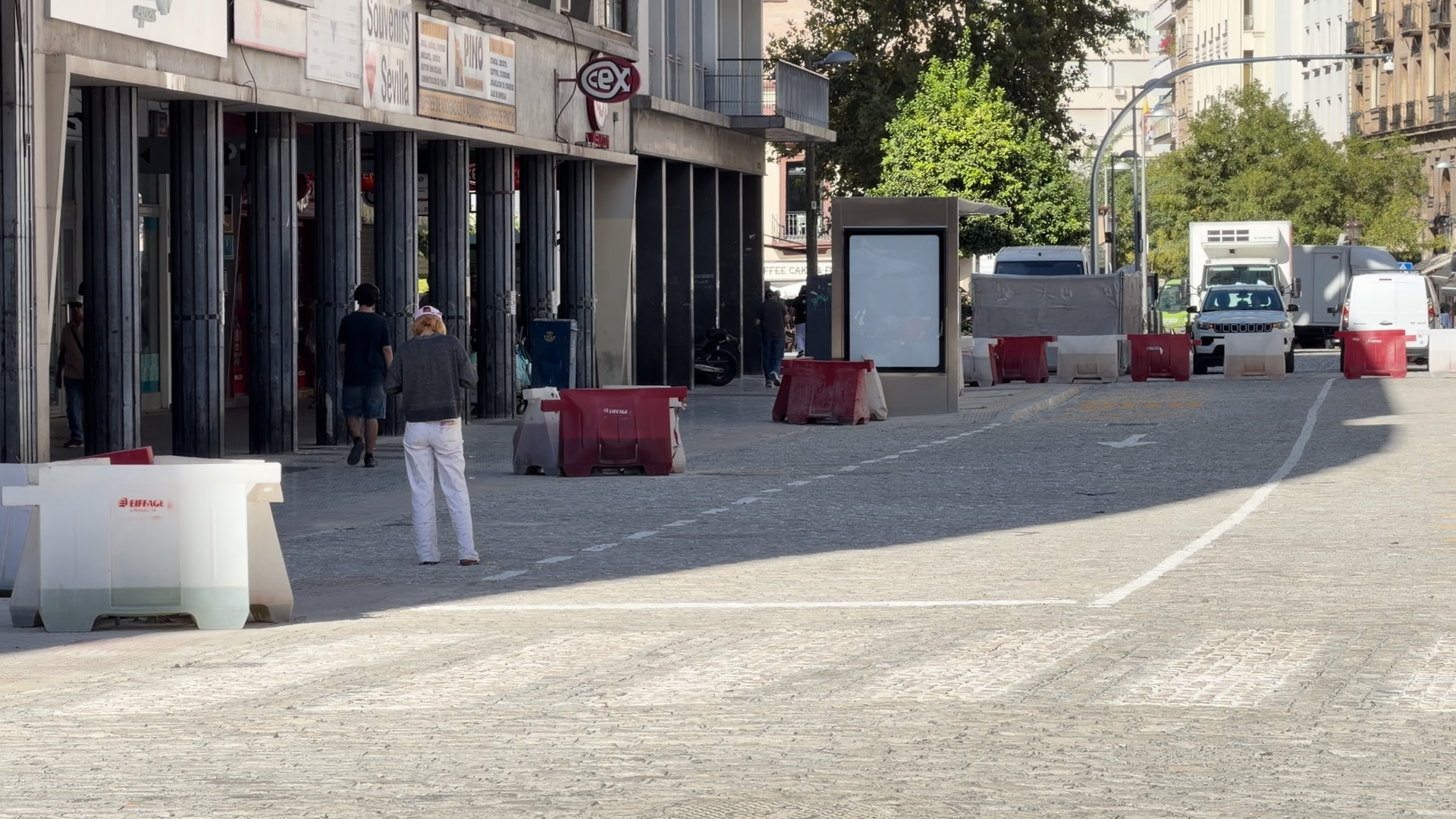 Finalizadas las obras de la calle Imagen: a la espera de los 26 árboles prometidos por el Ayuntamiento de Sevilla