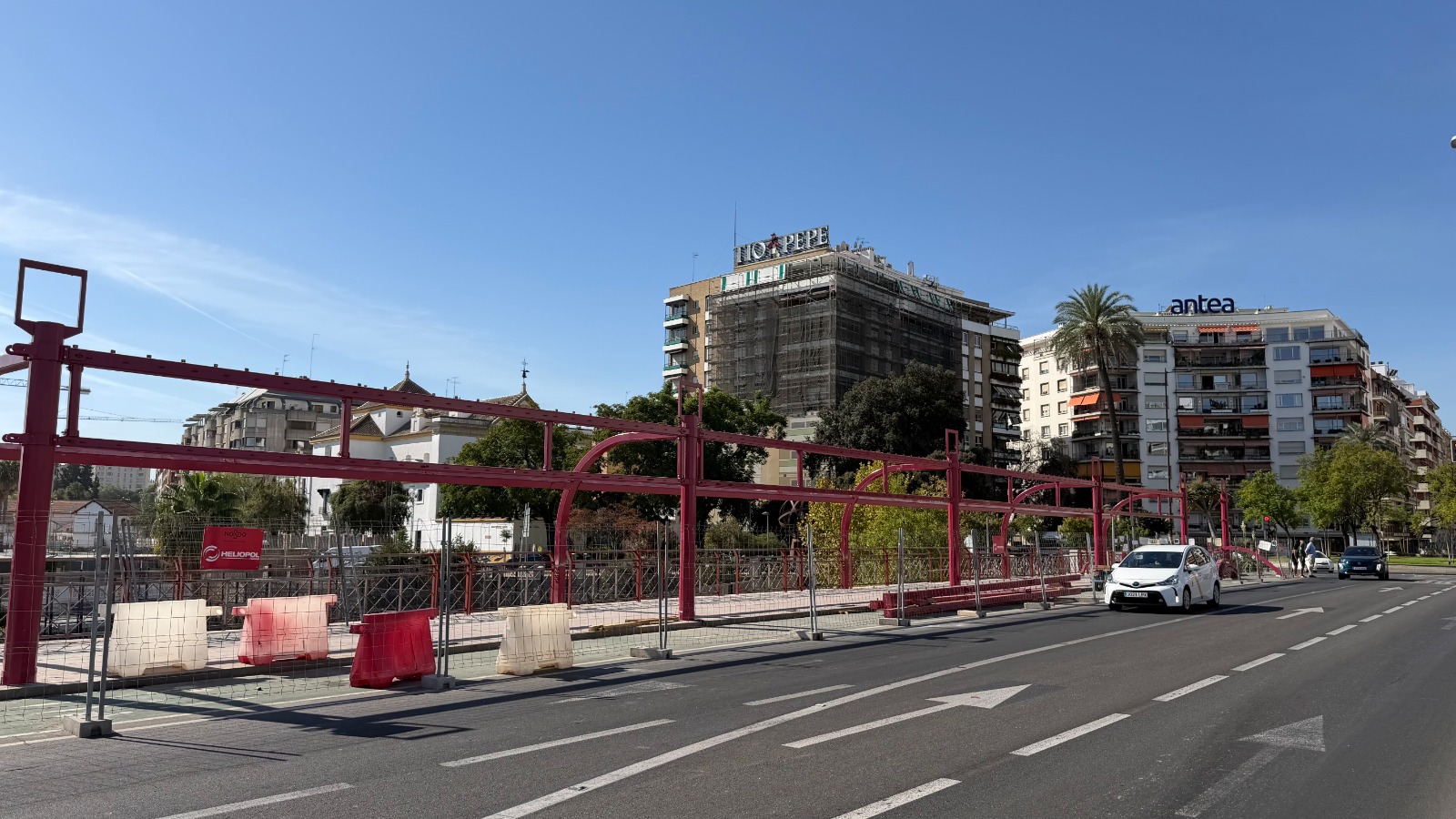 La sombra en el Puente de San Telmo, al invierno: se reanuda el montaje por parte de  Heliopol