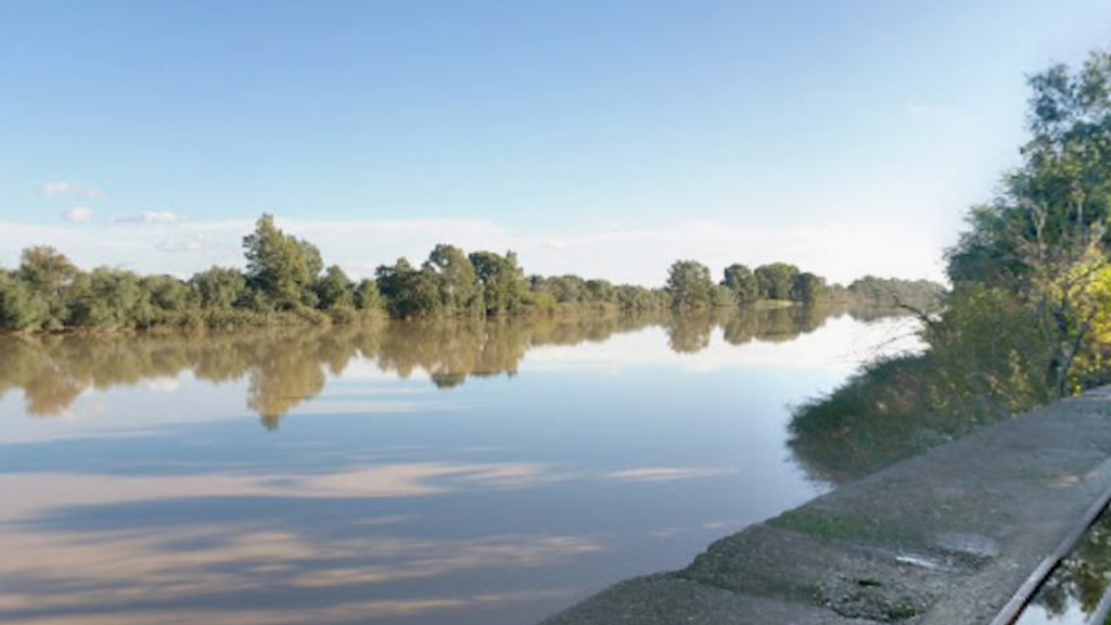 Hallan el cadáver de una mujer junto a un río en Sevilla