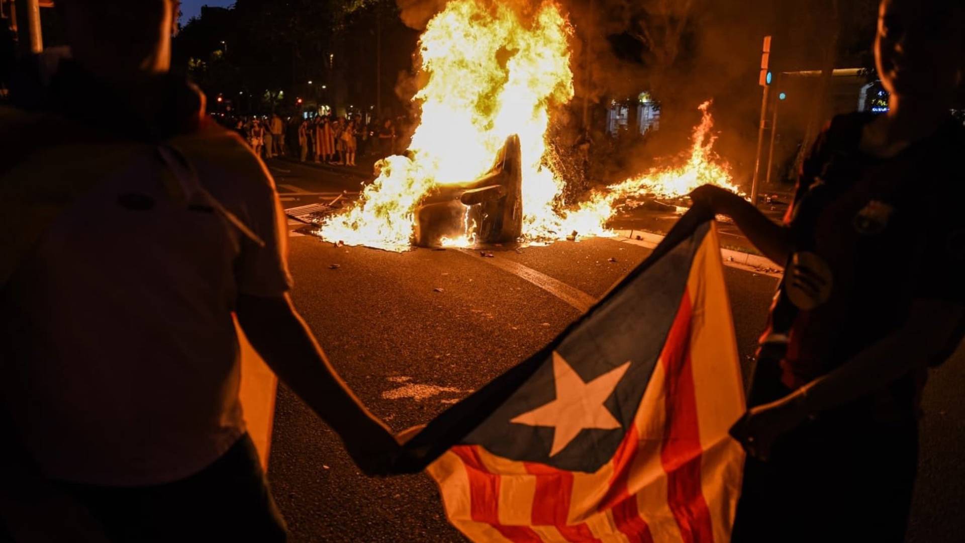 Un grupo de independentistas queman contenedores en el Arc de Triomf de Barcelona en la Diada