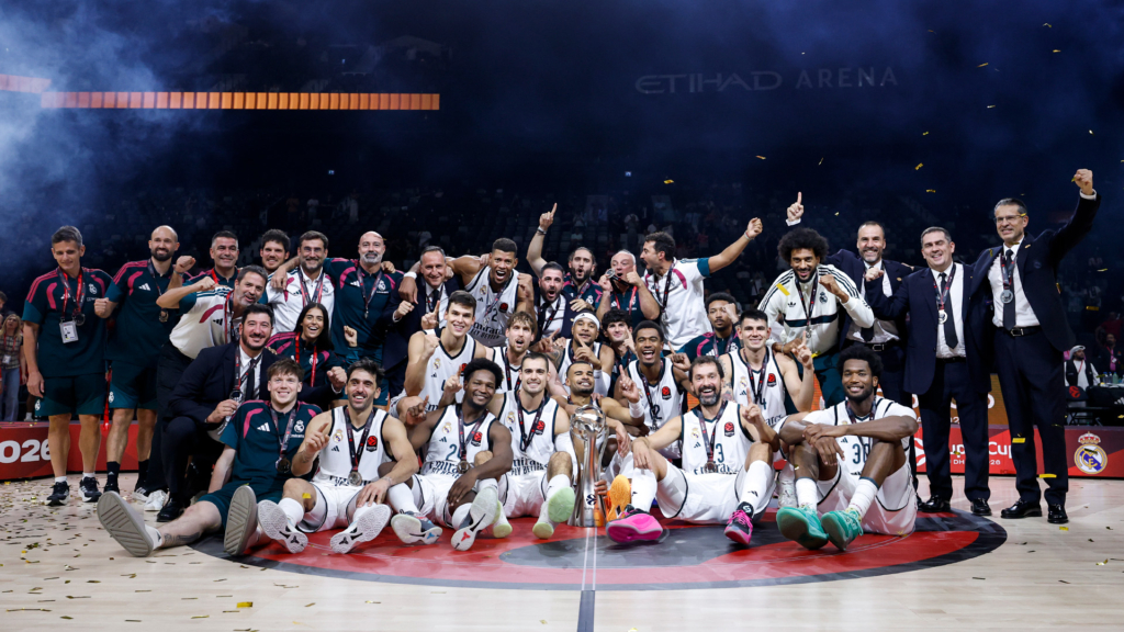 El Real Madrid levanta la Supercopa de la Euroliga en una final reñida
