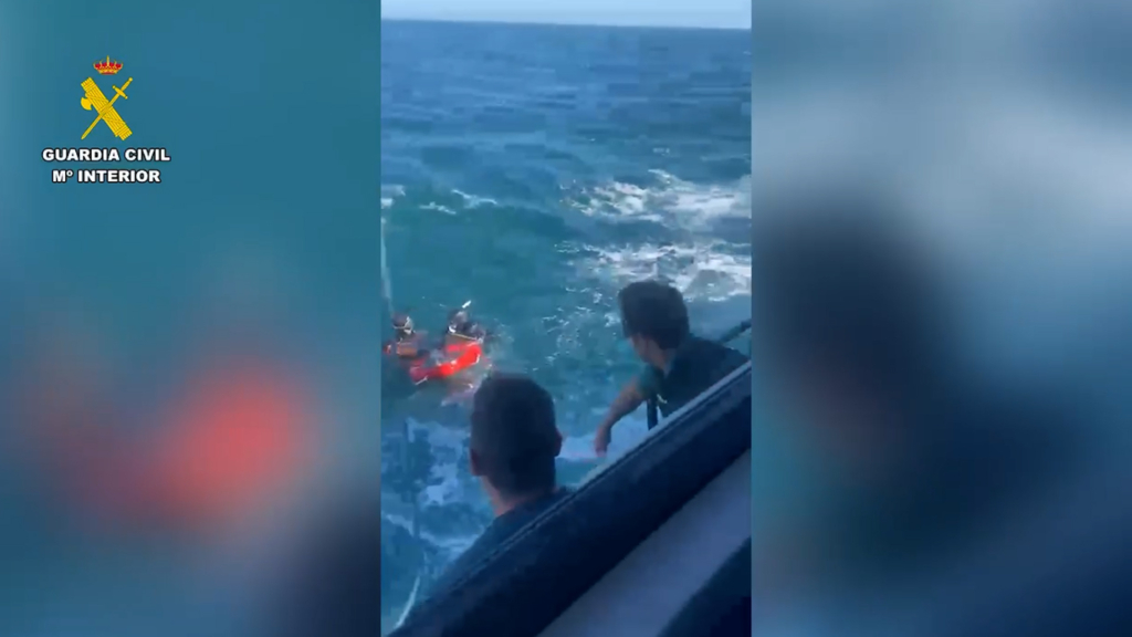 Rescatados tres jóvenes a la deriva mientras realizaban pesca submarina en Cádiz
