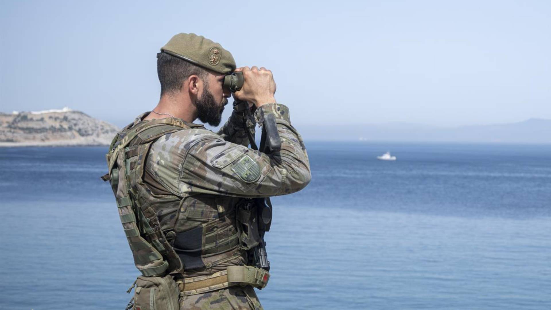 un-militar-de-espana-vigila-la-frontera-con-prismaticos