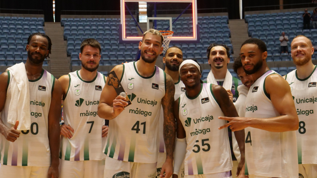 El Unicaja se lleva el Trofeo Xacobeo ante el Obradoiro en un final ajustado (84-86)