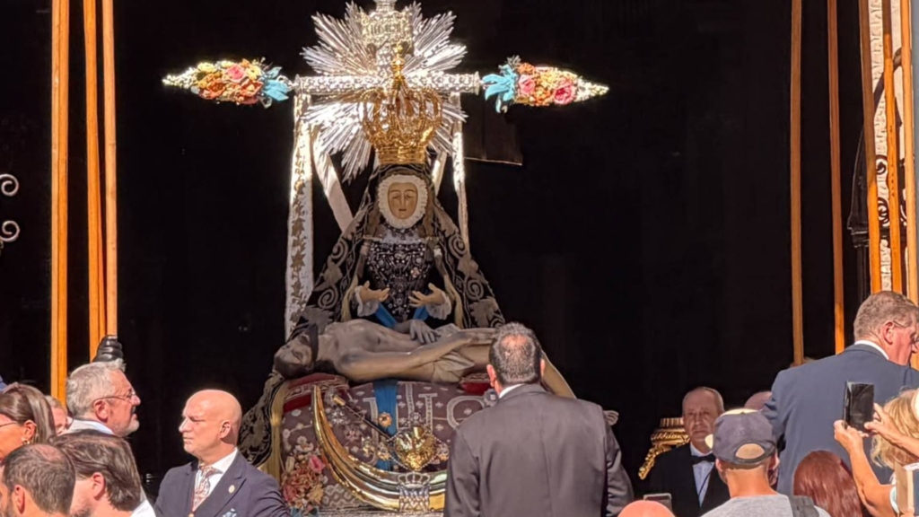 Sigue en directo la Ofrenda Floral a la Virgen de las Angustias de Granada