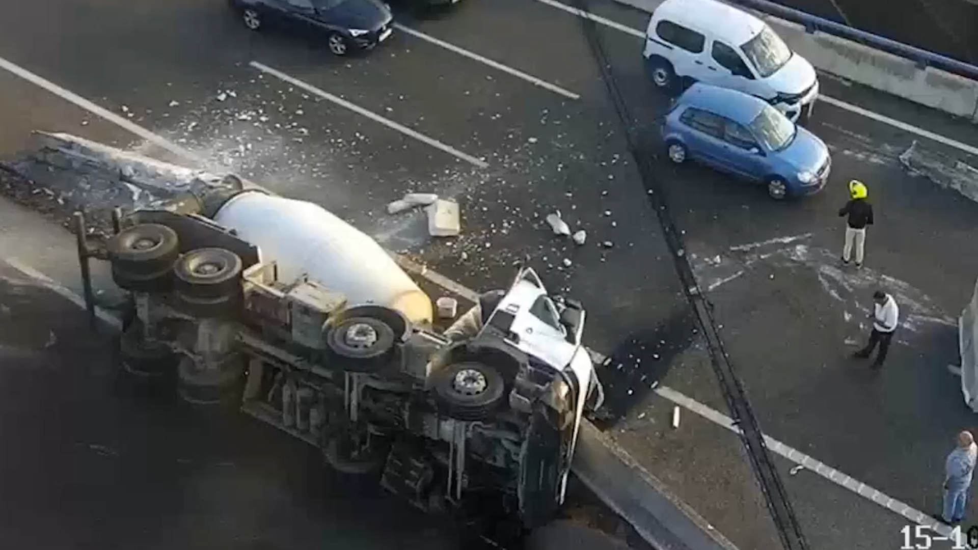 Así ha sido el aparatoso accidente de una hormigonera que ha provocado el corte de la A-66 en Sevilla