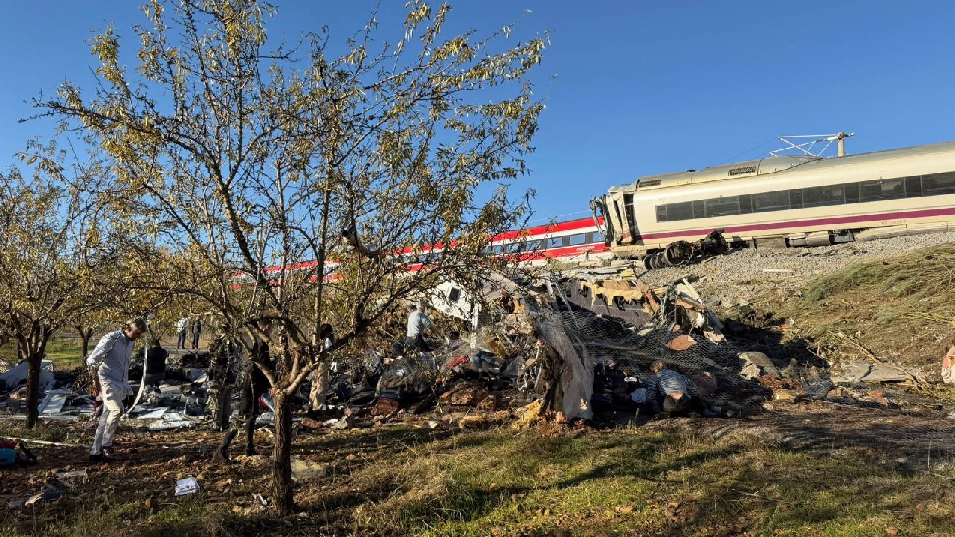 Al menos 46 fallecidos por el grave accidente entre dos trenes que ha cortado la línea entre Madrid y Andalucía