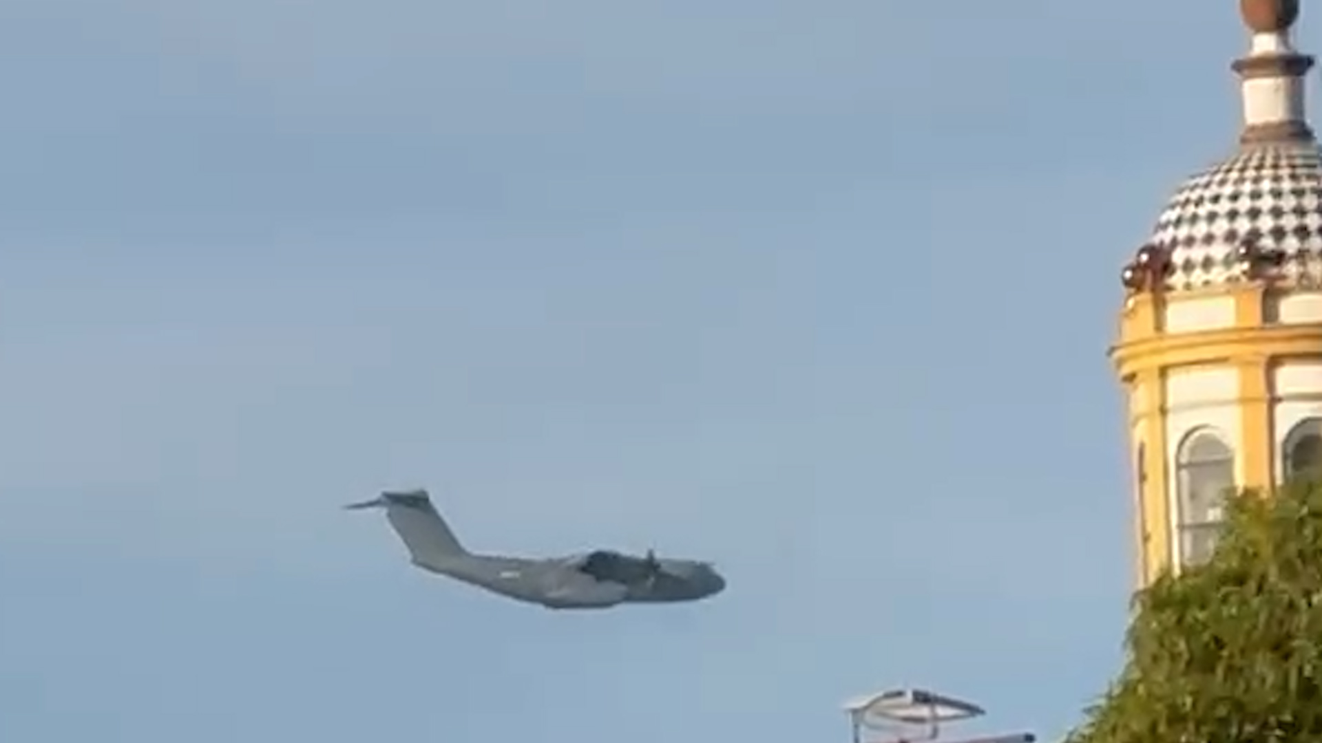 La estampa del grizzly, el avión militar Airbus A400M, al sobrevolar Sevilla