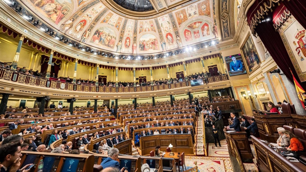 La paradoja de Cádiz: menos diputados pero más vecinos