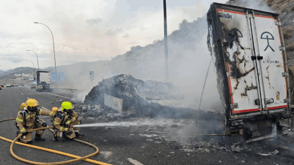 Se incendia un camión en la A-7 en Málaga y deja atascos a la altura del Puerto de la Torre