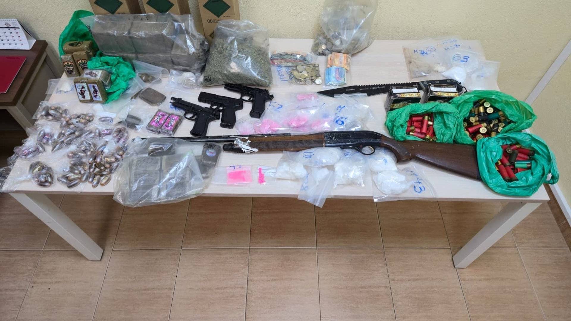 Cinco detenidos por venta de droga desde tres viviendas en Sevilla: intervienen hachis, cocaína y varias armas