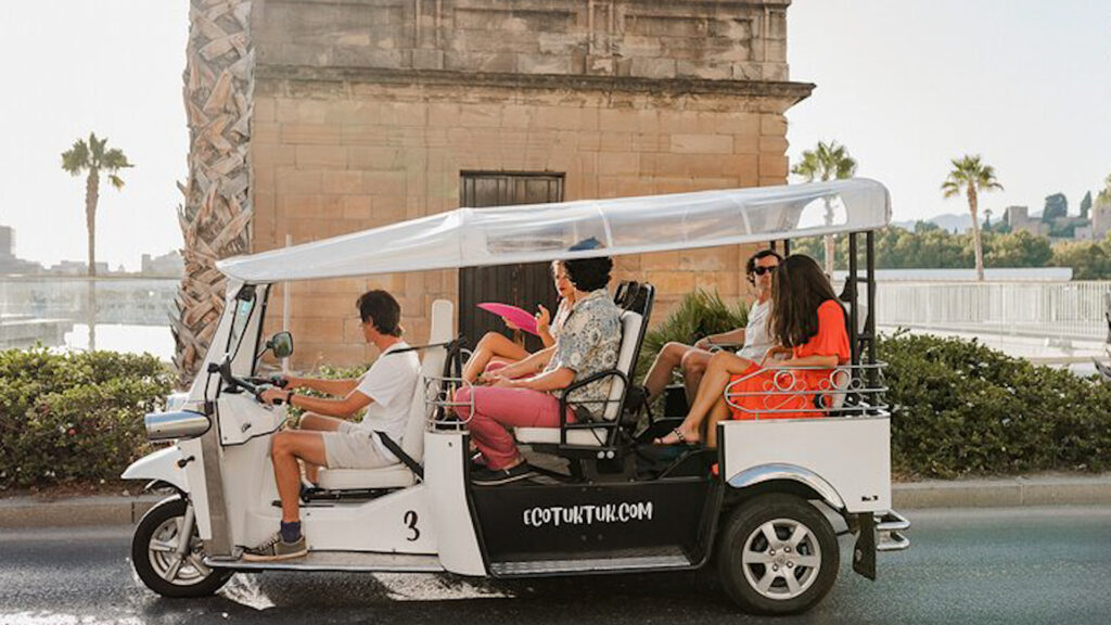 La empresa de tuk-tuk en Málaga, «encantada» con las restricciones que plantea el alcalde para su negocio