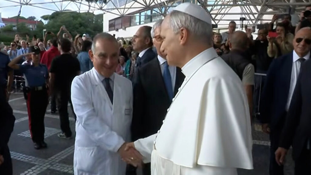 El papa León XIV recibe el alta tras su operación de pulmón y rezará el Ángelus este domingo en el Vaticano
