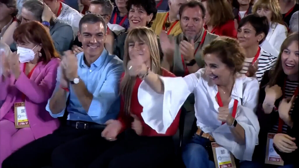 El show de María Jesús Montero en el mitin del PSOE junto a Sánchez y Begoña Gómez al ritmo de Rusowski