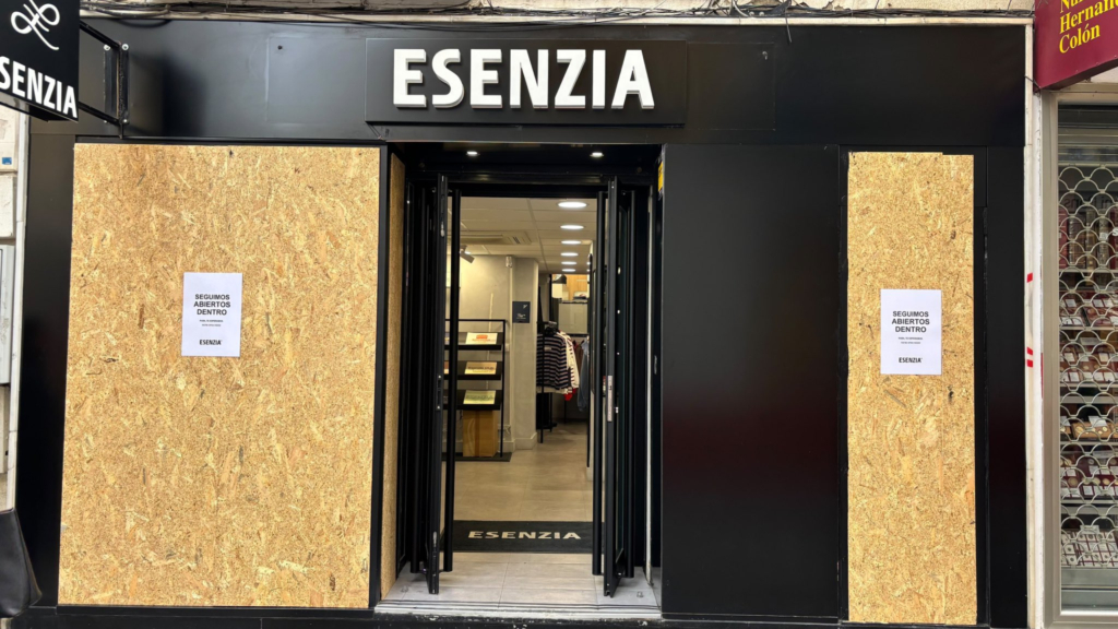 «Seguimos abiertos dentro»: el blindaje de tiendas sevillanas ante el miedo a saqueos y vandalismo de  ‘Blocus’