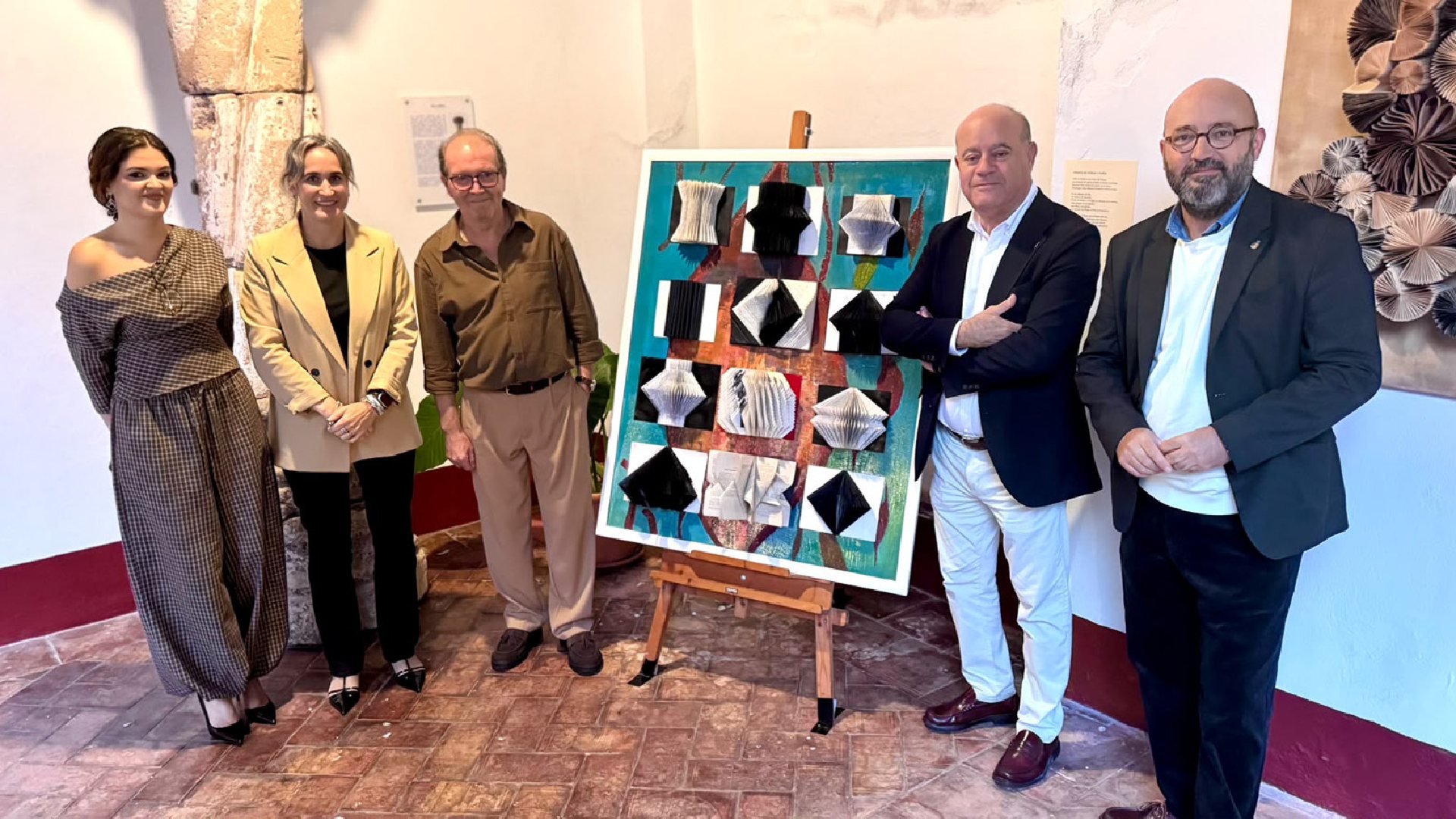 De libros olvidados a obras de arte: la muestra de Juan Ramón Castro en la biblioteca de Antequera