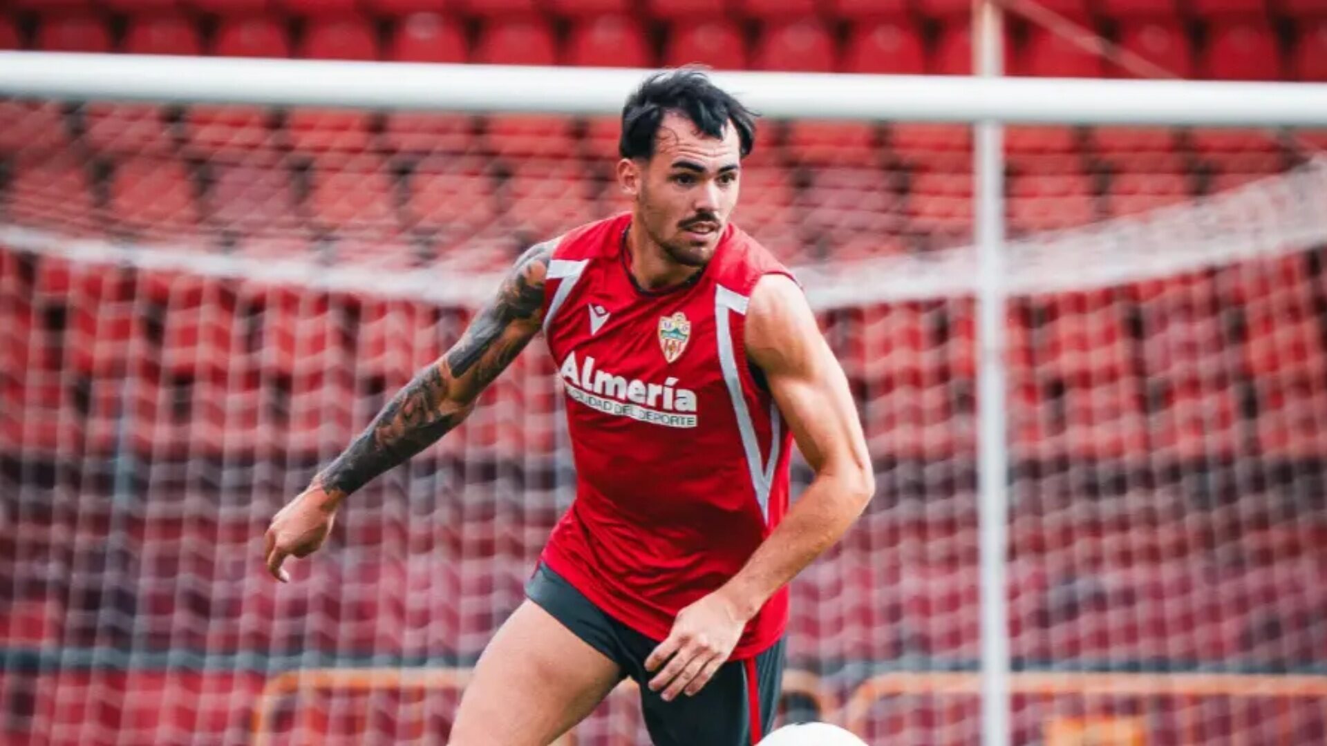 Álex Sola en un entrenamiento del Almería