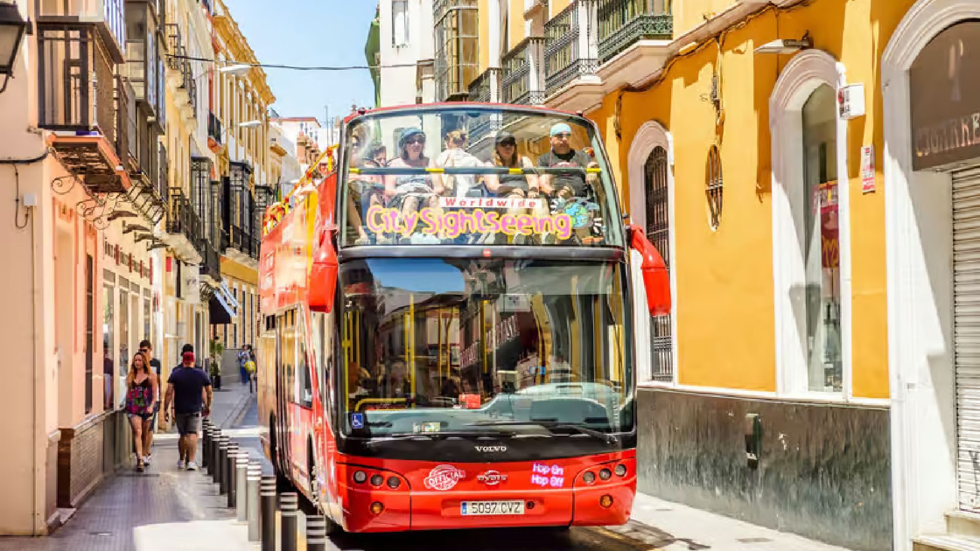 Autobus-turistico-descapotable-por-el-centro-de-Sevilla