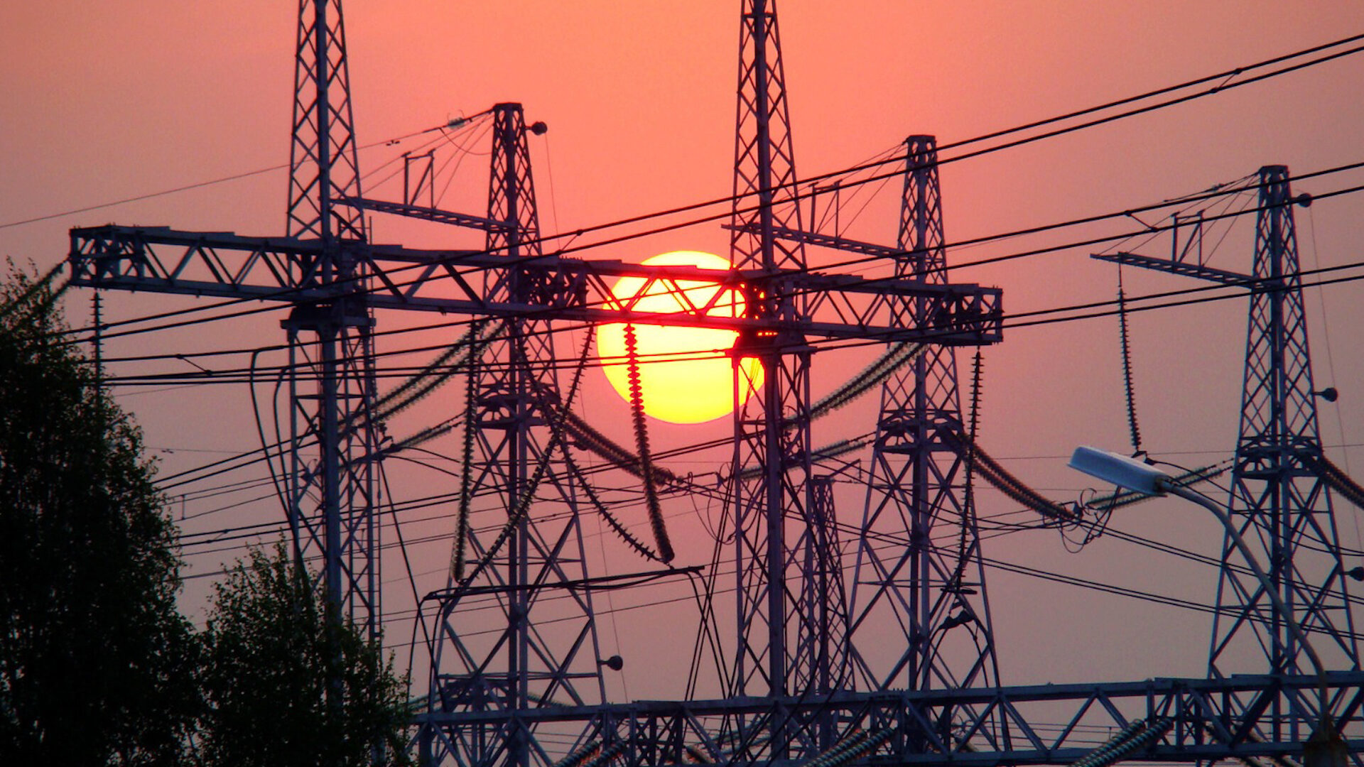 red-electrica-al-anochecer