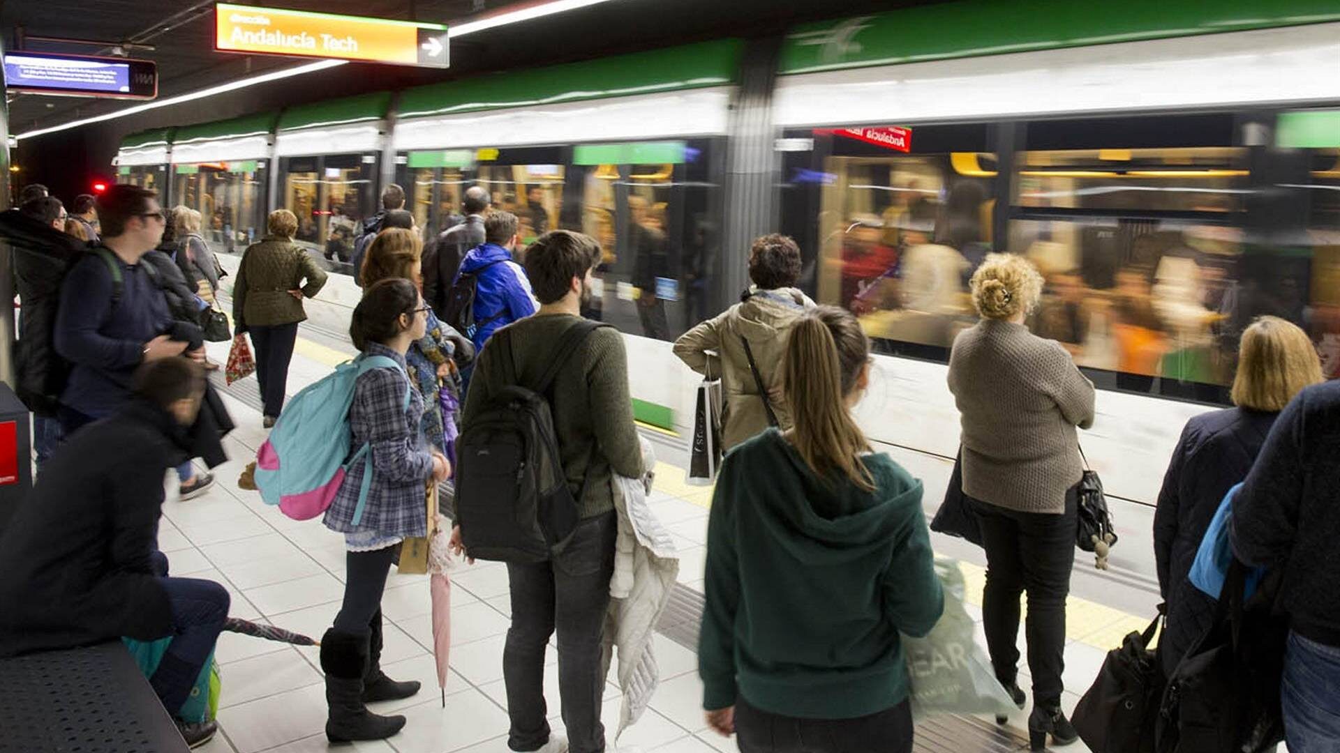 pasajeros-esperan-metro-de-malaga