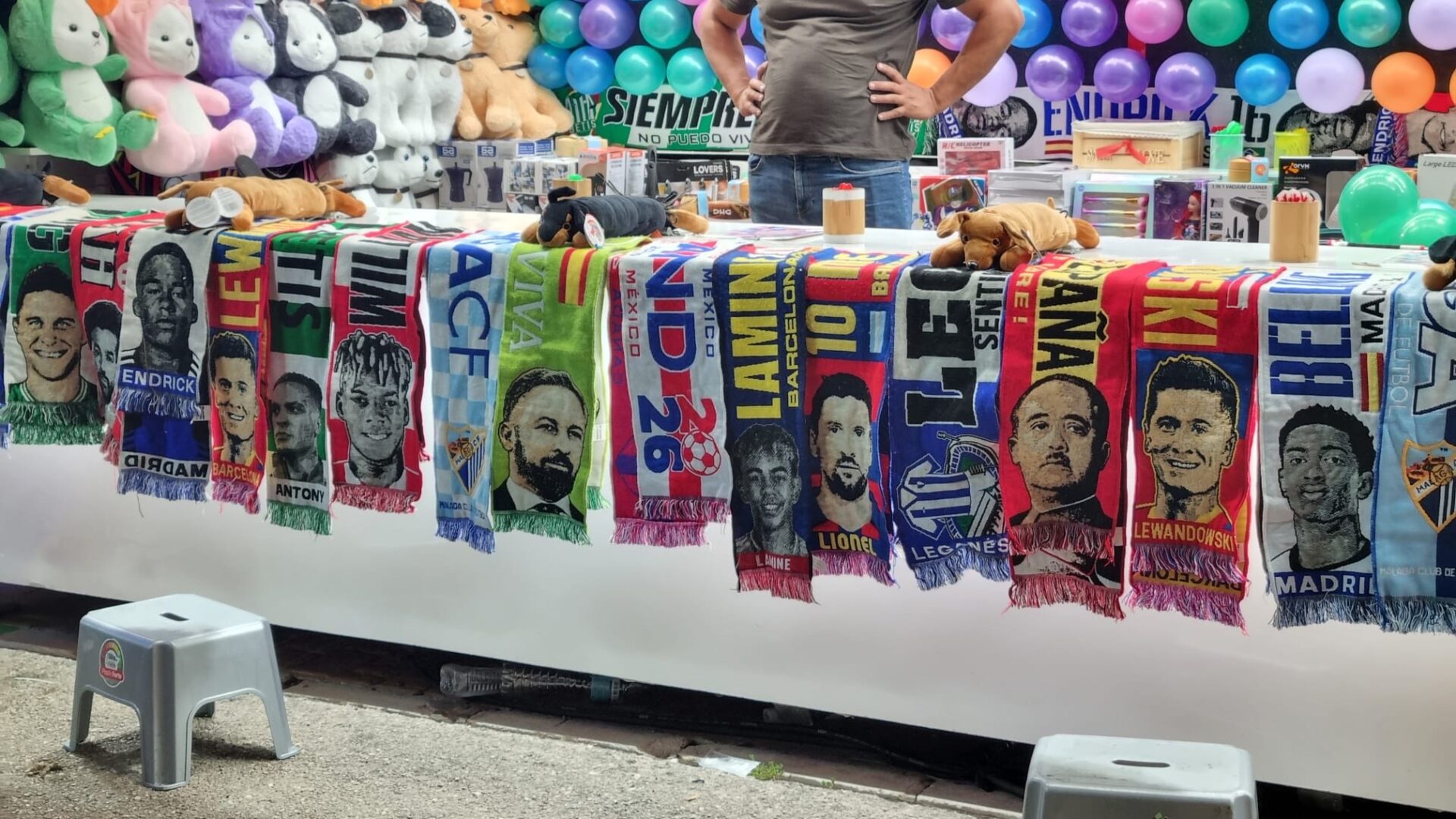 PUESTO-DE-LA-FERIA-DE-FUENGIROLA-VENDE-BUFANDAS-CON-LA-IMAGEN-DE-FRANCO