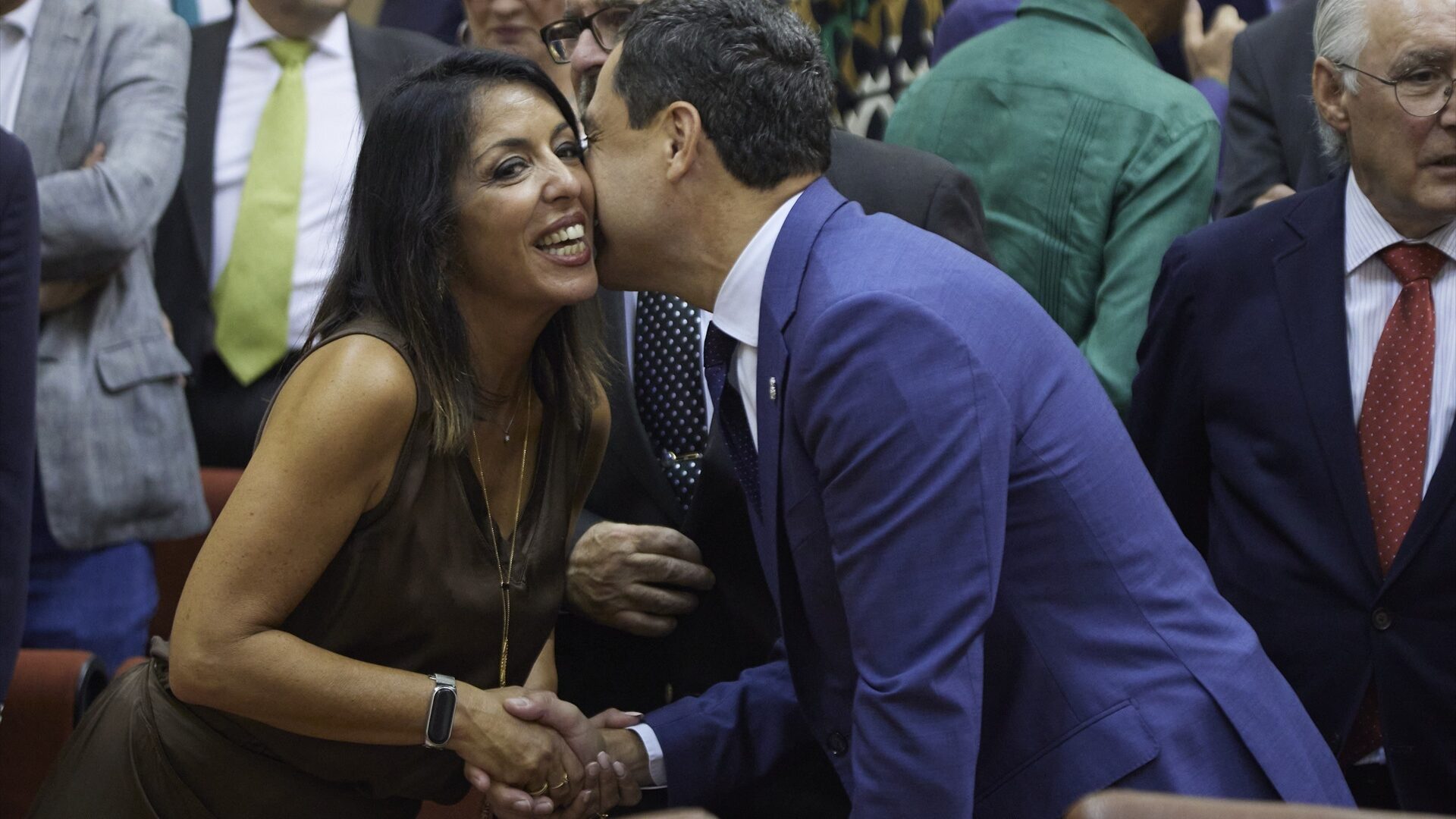 El-presidente-en-funciones-de-la-Junta-de-Andalucia-Juanma-Moreno-d-saluda-a-la-expresidente-del-Parlamento-Marta-Bosque