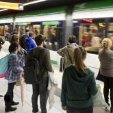 pasajeros-esperan-metro-de-malaga pasajeros-esperan-metro-de-malaga