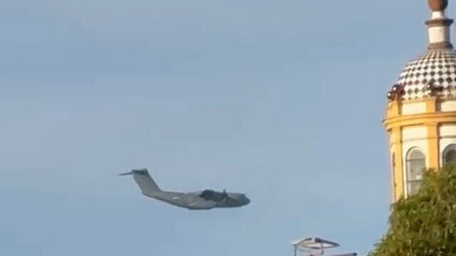 Airbus-A400M-sobrevuela-avion-Sevilla-militar