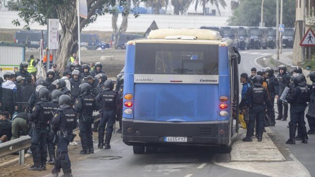 Autobús de traslado de inmigrantes en Ceuta
