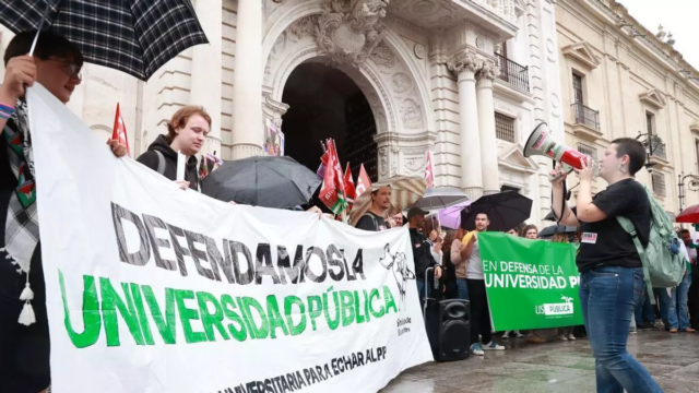 Manifestacion-a-las-puertas-del-Rectorado-de-la-US