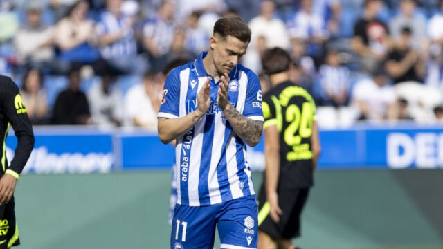Toni-Martinez-contrariado-tras-la-derrota-ante-el-Atletico-de-Madrid