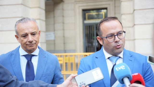 Los letrados Manuel Parrilla y Germán Grima, responsables de algunos de los afectados en el brote de Magrudis - MARIA JOSÉ LÓPEZ - EUROPA PRESS